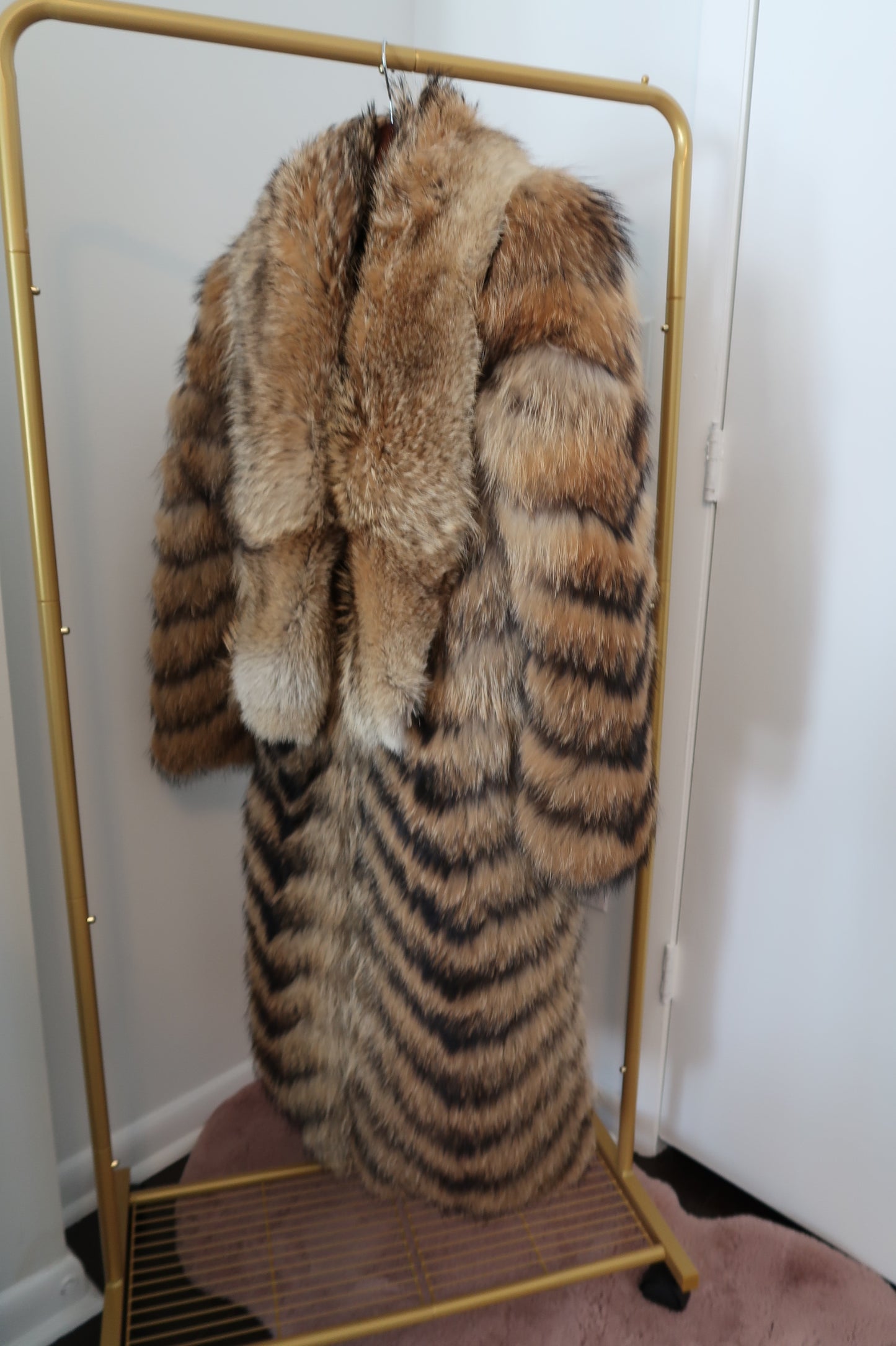 “Vancouver” Long Raccon Fur Full Pelt